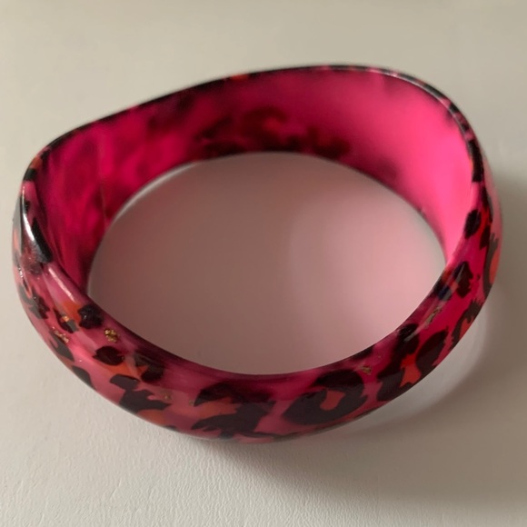 Hot pink leopard print bangle bracelet - Picture 3 of 6
